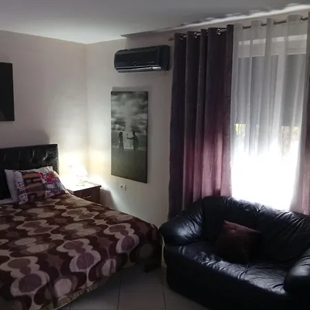 Just Chek-inn, 2 Bedroom Flat Διαμέρισμα *